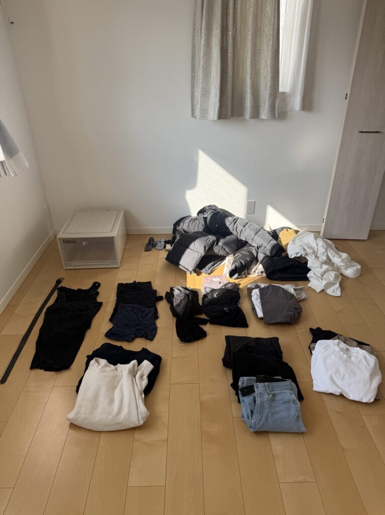 服を全部出した様子