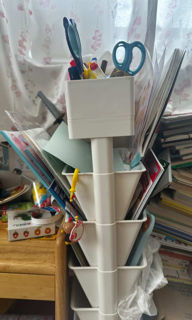 モノがたくさん入った縦型収納